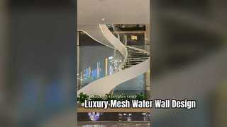 Installation moderne de mur d'eau en maille d'acier inoxydable