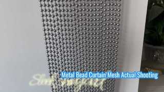 Vidéo réelle d'un rideau de perles métalliques