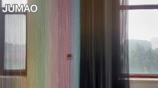 Vidéo de prise de vue en usine : rideaux à crochets en métal multicolores