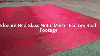 Vidéo prise en usine d'un élégant treillis métallique en verre rouge
