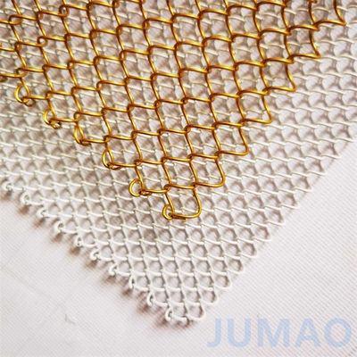 Des rideaux en treillis métalliques en or luxueux avec des trous en diamant