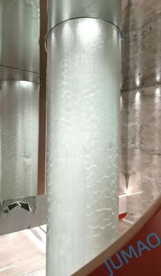 Mur d'eau innovant en maille métallique offrant des effets visuels époustouflants