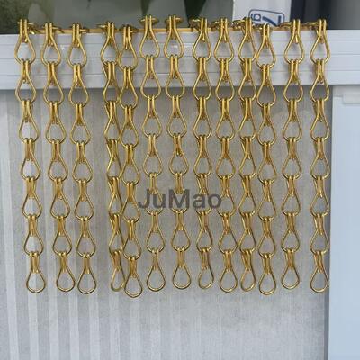 Les rideaux métalliques décoratifs montés au plafond conviennent parfaitement aux salles de conférence, aux halls d'entrée et aux magasins.