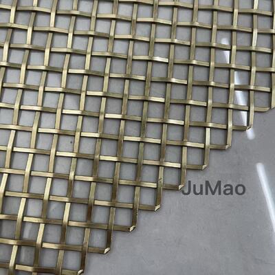 Tissu architectural métallique conçu pour les façades de bâtiments, les pare-soleil, les balustrades et les cloisons intérieures décoratives