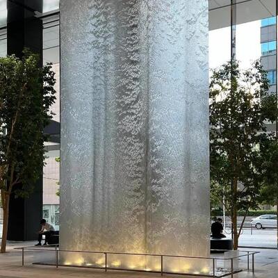 Sculpture murale d'eau en cascade dynamique, rideau d'eau en acier inoxydable, illustration de paysage aquatique